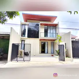 rumah baru 2 lantai sangat strategis jalan utama purwomartani