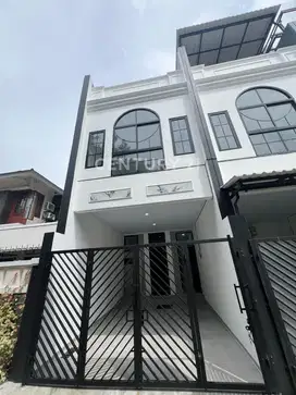 Rumah 3 Lantai Di Tanjung Duren Depan Taman, Dekat Kampus S8646