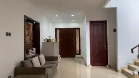 DIJUAL RUMAH MURAH 2 LANTAI DI CLUSTER DEPAN KOTA WISATA, FURNISH!