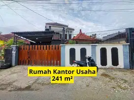 Rumah kantor Tepi Jalan Dengan Tanah Cukup Luas Buat Usaha