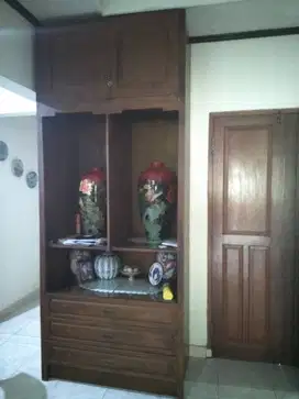 Lemari Pajangan ada 2 buah