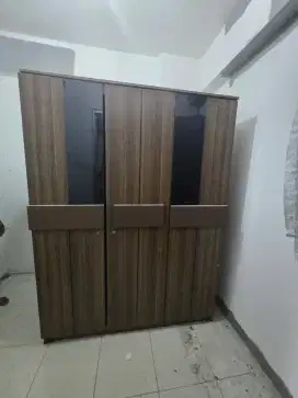 Lemari 3 pintu kondisi 90%