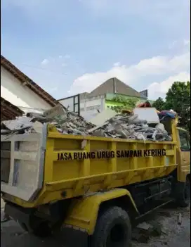 Sedia tanah urug dan buang puing bangunan