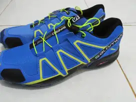 Sepatu pria merk salomon