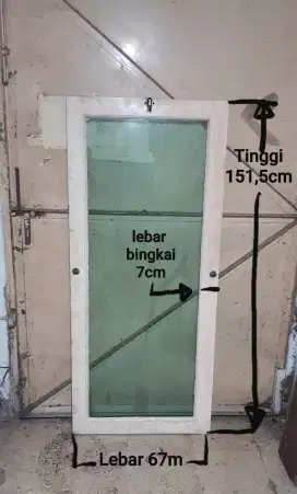 daun jendela kaca bingkai kayu