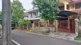 Rumah Billymoon: 2 Lantai, LT 200 m2, Jalan 2.5 Mobil, Bagus Siap Huni