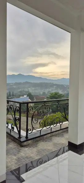 Di jual rumah cantik dlsiap huni dilengkapi dengan kolam renang