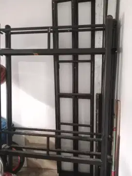 Tempat tidur bertingkat besi