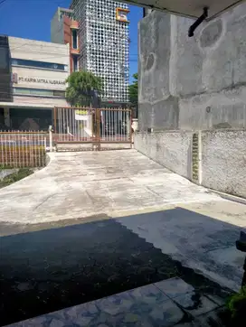 Letak di jalan utama Dekat dengan Polda Jawa tengah, kawasan simpang l