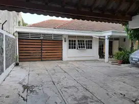 Rumah lama terawat, asri dan nyaman