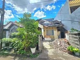 Rumah Tua Hitung Tanah Saja di Bulevar Hijau Harapan Indah Bekasi
