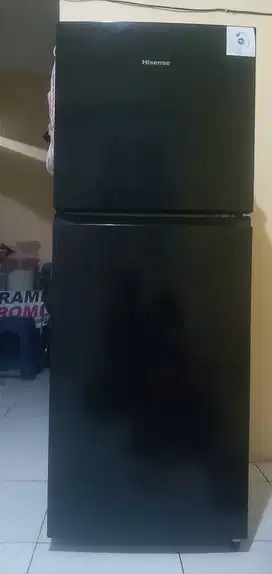 kulkas 2 pintu merk hisense pemakaian 1 thn
