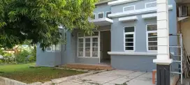 Rumah disewakan dengan halaman luas