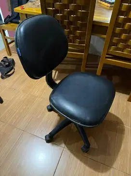Kursi kantor roda hitam