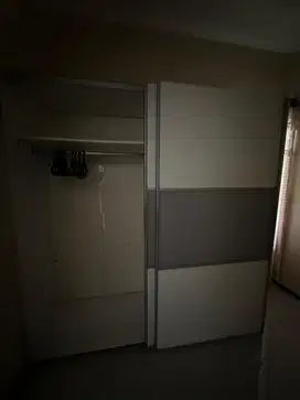 Lemari pintu slide