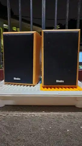 Speaker bookshefl