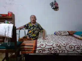 Menunggu Merawat Ibu Lansia
