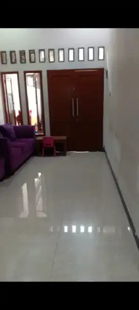 Rumah Pinggir Jalan Utama Kompleks