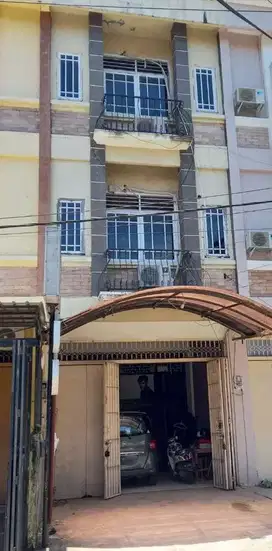 Ruko 3 lantai tengah kota poros jalan