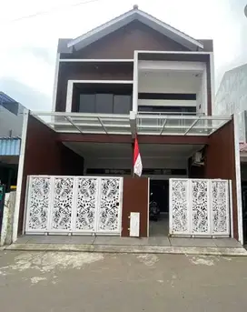 Jual rumah baru 3 lantai di bekasi  dekat tol dan summerecon