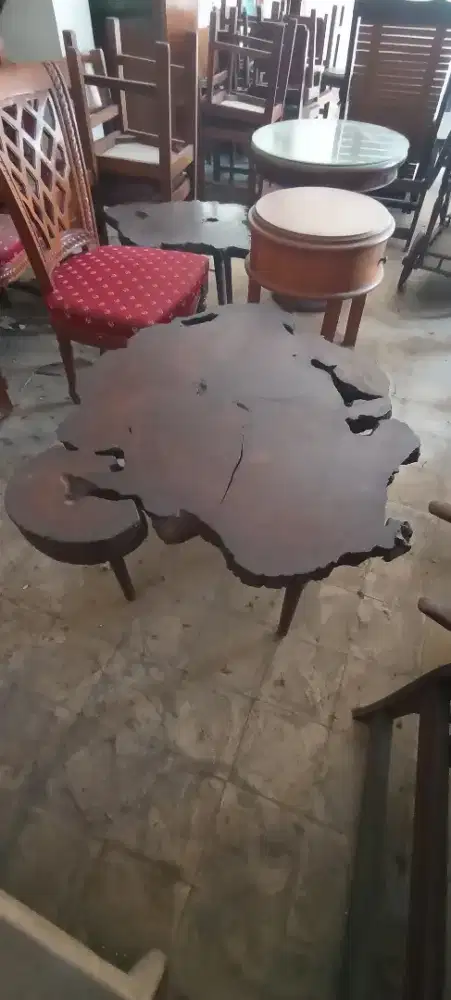 Meja kayu jadi motif alami