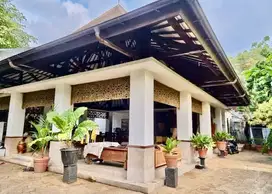 Rumah Besar Asri  dari Jln Raya hanya 50 meteran  dekat Bintaro