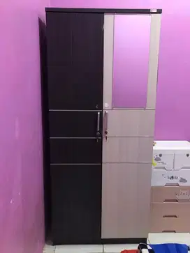 Lemari pakaian bekas