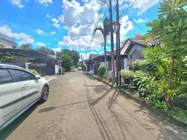 Rumah Tua Hitung Tanah di Bulevar Hijau Harapan Indah Bekasi