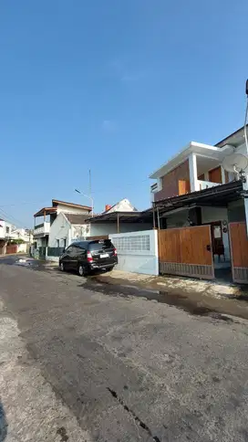 Rumah Tepi Jalan Aspal Utara AMIKOM Condongcatur view Persawahan