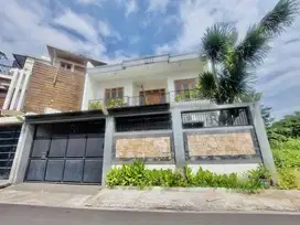 Rumah Mewah 2Lt Include Perabot Deat GOR Manahan Dan Gate in/Exit Tol