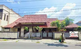 Rumah Besar Kokoh Strategis Area Tengah Kota Solo Dekat Jalan Raya