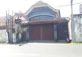 Strategis Ruang usaha dan hunian tepi jalan di Laweyan solo kota