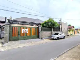 RUMAH MEWAH Plus Kolam Renang Full Furnish Sumber dekat Manahan Solo