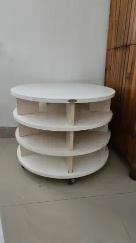 Rak sepatu fungsi ganda sebagai meja.