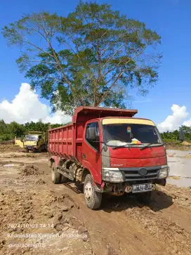 Toyota Dyna dump truk