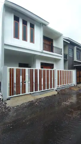 Rumah dijual 2 lantai dalam perumahan di Purwomartani