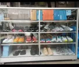Etalase dan sepatu