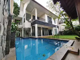 Rumah di Kemang Raya lokasi sangat strategis siap huni