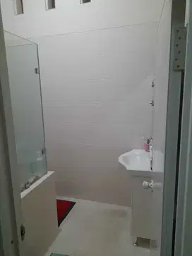 Dijual cepat rumah tanah luas di jalan Dr. Ratna Jatikramat, Bekasi.
