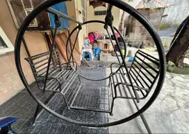 ayunan besi taman