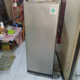 Freezer sharp 8 rak