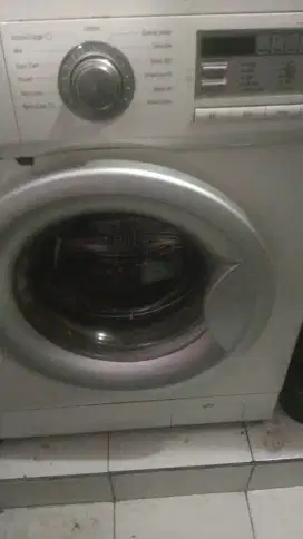 Jual mesin cuci merk LG kapasitas 7 kg 1 pintu masih mulus dan bagus