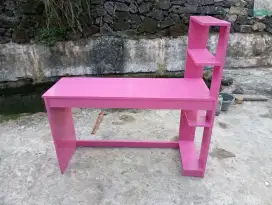 Meja belajar minimalis