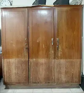 Lemari jati 3 pintu.