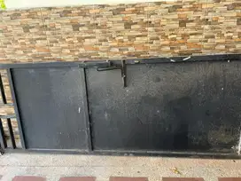 Pintu besi bekas gudang
