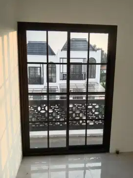 Jendela sliding aluminium dan ornanen warna hitam