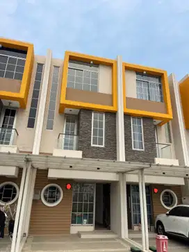 rumah pik2 tahap 2 uk 4,5x10 tiga lantai,depan rumah taman,brand new