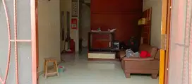 JUAL CEPAT! Rumah Minimalis Tinggi dari Jalan di Danau Indah