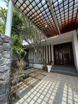 Dijual Rumah Mewah Modern Semi Furnished Graha Famili Surabaya