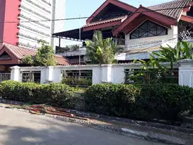 dijual rumah besar di samping hotel dekat mall panakkukang makassar.
